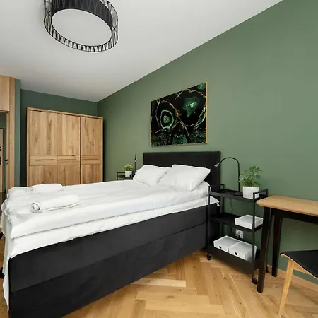 Quorum With Parking And Air Conditioning Close To The Center In By Renters Prestige